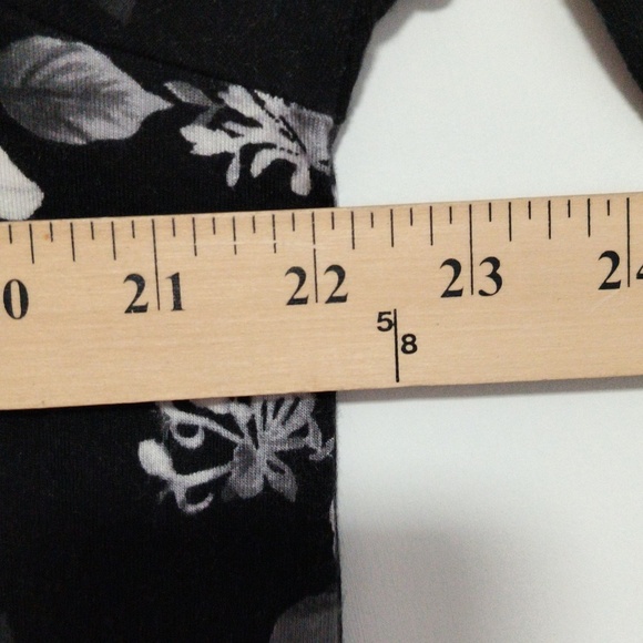 Avenue Black and White Floral Top / Size 2X - Picture 9 of 10